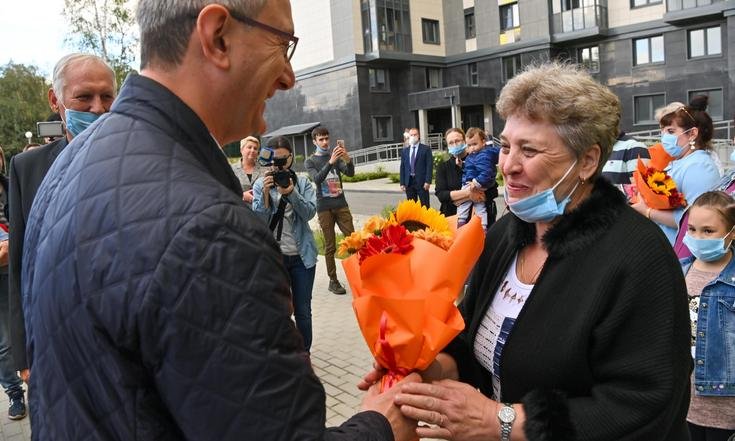 29 августа 2020 года. Калужская область, Обнинск. Осмотр нового многоквартирного дома и вручение ключей от квартир переселенцам из ветхого и аварийного жилья. Фото: пресс-служба Администрации Губернатора Калужской области.