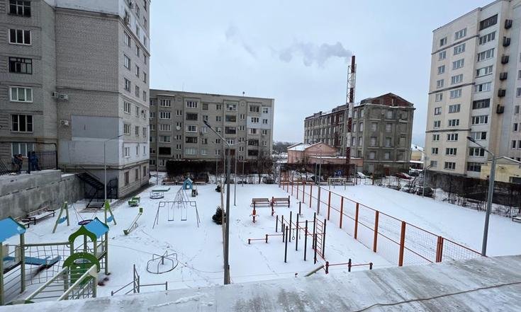Белгородская область, Старый Оскол, квартал Старая Мельница. Оборудованная детская площадка (к информации о выполнении поручения по итогам личного приема граждан, проведенного А.Ю.Петуховым 16.12.2021)