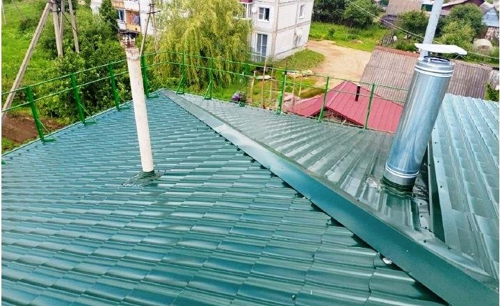 Смоленская область, поселок Хиславичи, улица Ленина, 66. Капитальный ремонт крыши многоквартирного дома завершен (к информации о выполнении поручения по итогам личного приема граждан, проведенного М.А.Бубеном 24.10.2024)