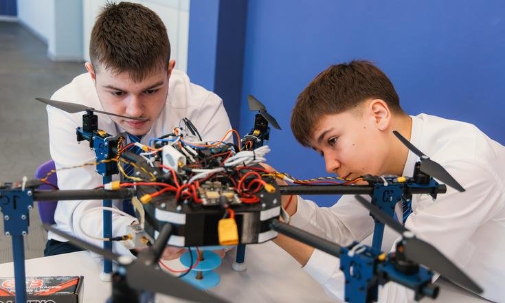 Липецк, улица Василия Саунина, 4. Посещение крупнейшей школы в регионе. Фото: липецкаяобласть.рф