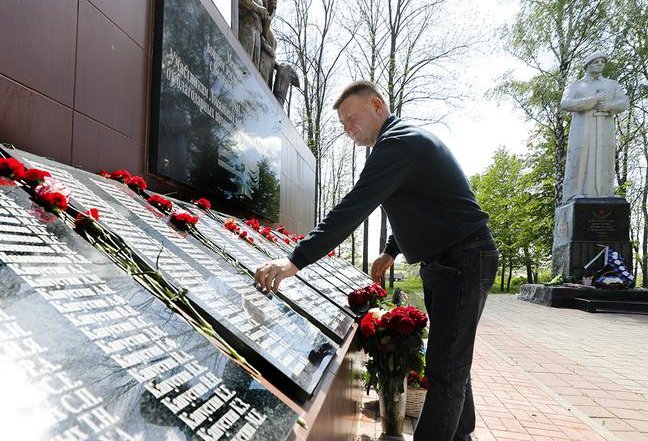 Белгородская область, Красногвардейский район, село Большебыково, парк Славы. Мемориал с именами героических земляков. Фото: www.belpressa.ru