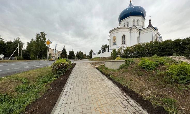 Тульская область, Плавск, улица Коммунаров. Тротуар, ведущий к центральному входу в Гагаринский парк, после благоустройства (к информации о выполнении поручения по итогам личного приема граждан, проведенного М.М.Зязиковым 20 июля 2022 года)