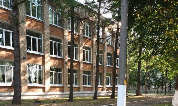 Тульская область, город Щёкино, улица Пролетарская, 10. Оконные блоки в школе № 11 после замены (к информации о выполнении поручения по итогам личного приема граждан, проведенного А.А.Шаклуновым 17 марта 2022 года)