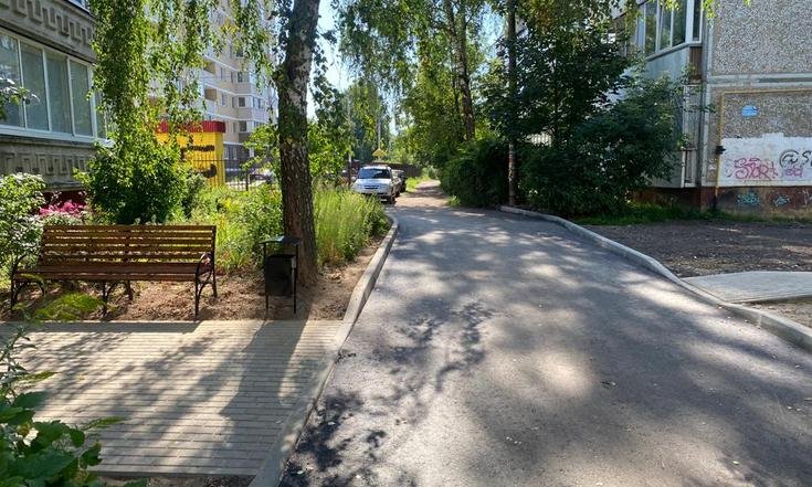 Смоленск, улица Петра Алексеева, 8. Дворовая территория после благоустройства (к информации о выполнении поручения по итогам личного приема граждан, проведенного А.В.Анисимовым 3 июня 2021 года)