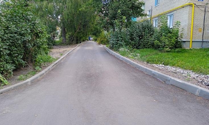 Тульская область, город Плавск, улица Победы. Дорога вдоль многоквартирных домов № 30, 32, 36 после ремонта (к информации о выполнении поручения по итогам личного приема граждан, проведенного А.А.Шаклуновым 17 марта 2022 года)