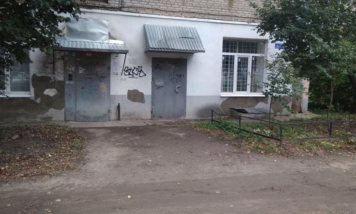 Тульская область, Алексин, улица Ленина, д. 14. Придомовая территория до благоустройства (к личному приему граждан, проведенному А.К.Ниязметовым 9 октября 2020 года)