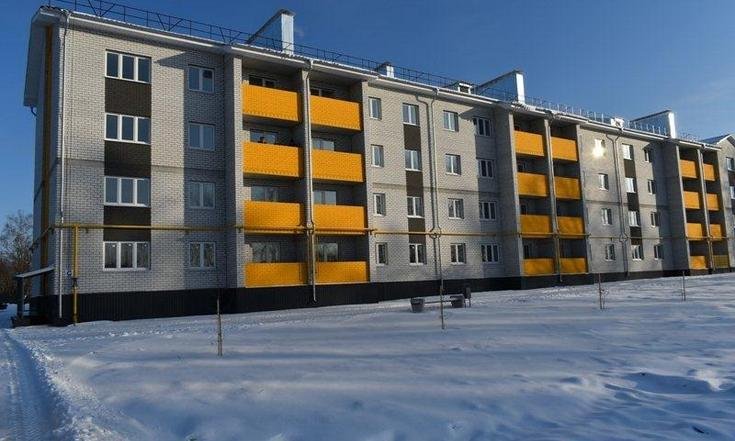 Калужская область, Кировский район, Киров. Новый дом на улице Строительной, куда заселились 56 семей по программе переселения из ветхого и аварийного жилья (к информации о выполнении поручения по итогам приема, проведенного А.А.Шаклуновым 18 марта 2021 года)