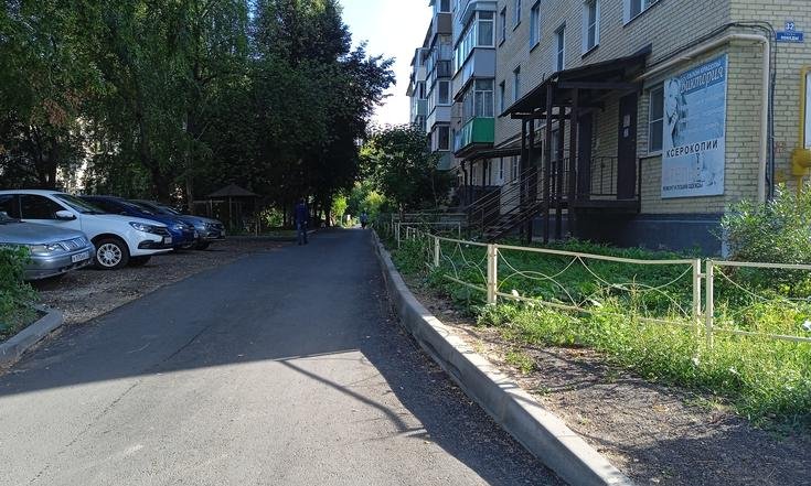 Тульская область, город Плавск, улица Победы. Дорога вдоль многоквартирных домов № 30, 32, 36 после ремонта (к информации о выполнении поручения по итогам личного приема граждан, проведенного А.А.Шаклуновым 17 марта 2022 года)