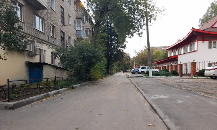 Тульская область, Алексин, улица Ленина, д. 14. Придомовая территория после благоустройства (к информации о выполнении поручения по итогам личного приема граждан, проведенного А.К.Ниязметовым 9 октября 2020 года)