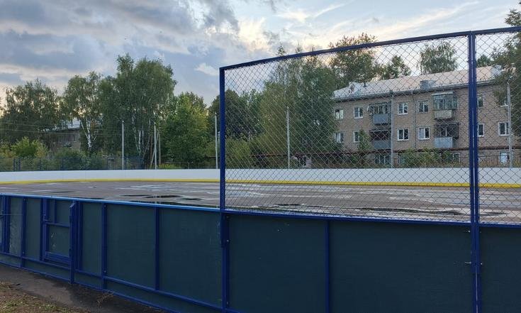 Ивановская область, город Кохма, улица Машиностроительная, 12. Работы по установке хоккейной площадки завершены (к информации о выполнении поручения по итогам личного приема граждан, проведенного С.В.Нештенко 19.09.2024)