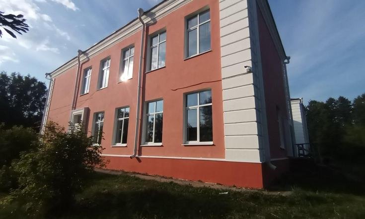 Ивановская область, Ивановский район, село Чернореченский. Чернореченская средняя школа после ремонта фасада (к информации о выполнении поручения по итогам личного приема граждан, проведенного А.В.Анисимовым 28 апреля 2022 года)