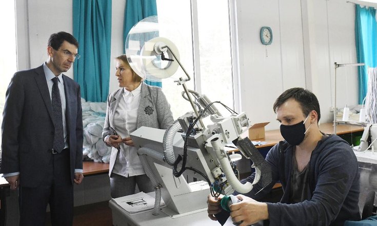 26 августа 2020 года. Смоленская область, Гагарин. На предприятии компании "Лео-Стиль". Фото: пресс-служба администрации Смоленской области