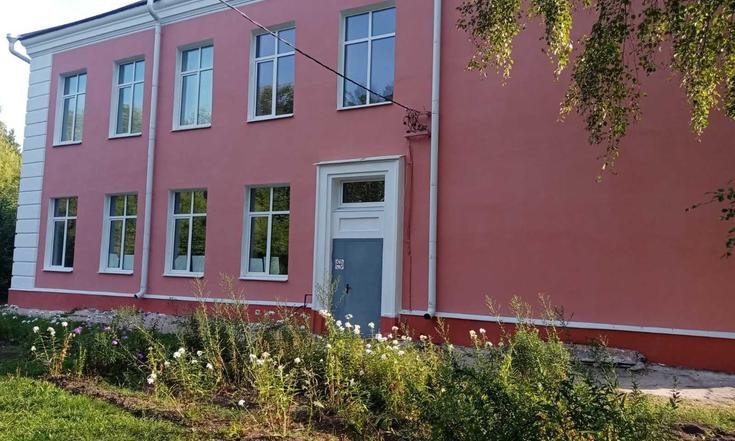 Ивановская область, Ивановский район, село Чернореченский. Чернореченская средняя школа после ремонта фасада (к информации о выполнении поручения по итогам личного приема граждан, проведенного А.В.Анисимовым 28 апреля 2022 года)