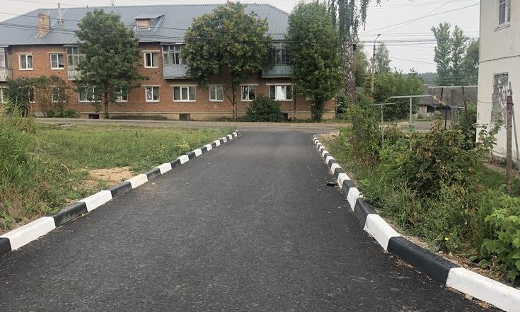 Тульская область, Дубенский район, поселок Дубна, улица Тургенева, д. 12. Придомовая территории после благоустройства (к информации о выполнении поручения по итогам личного приема граждан, проведенного И.П.Горячевой 22 июля 2020 года)