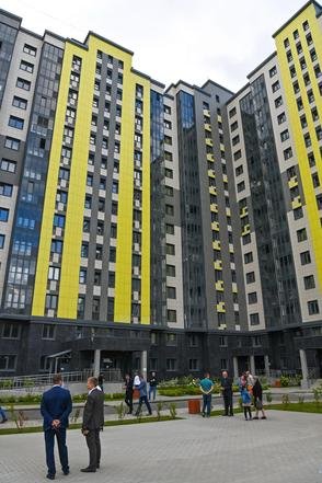 29 августа 2020 года. Калужская область, Обнинск. Осмотр нового многоквартирного дома и вручение ключей от квартир переселенцам из ветхого и аварийного жилья. Фото: пресс-служба Администрации Губернатора Калужской области.