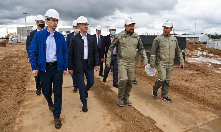 29 августа 2020 года. Калуга. Осмотр строительства кампуса Калужского филиала МГТУ им. Н.Э.Баумана. Фото: пресс-служба администрации Губернатора Калужской области