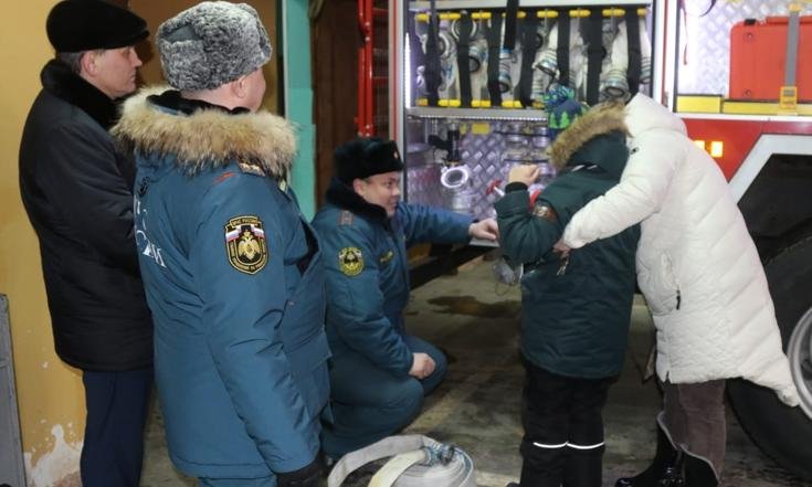 Благодаря акции «Ёлка желаний» Игорь Слепов вместе с семьей прокатился на пожарной машине.
