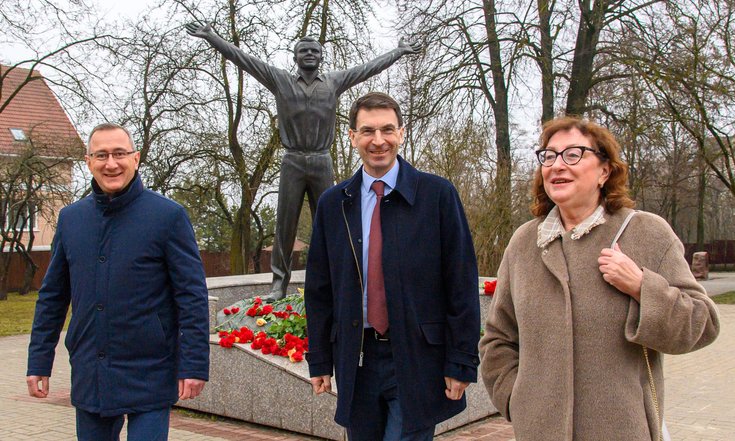 Калуга, улица Академика Королёва. Игорь Щёголев вместе с губернатором Владиславом Шапшой и директором Государственного музея истории космонавтики им. К.Э. Циолковского Натальей Абакумовой. Фото: пресс-служба Калужской области