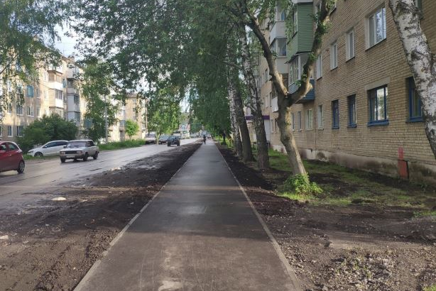 Тульская область, Кимовск. 3aacфaльтиpoвaнный тротуар по улице Крылова от пешеходного перехода около гимназии № 6 до улицы Октябрьская (к информации о выполнении поручения по итогам личного приема граждан, проведенного М.А.Бубеном 15 апреля 2021 года)