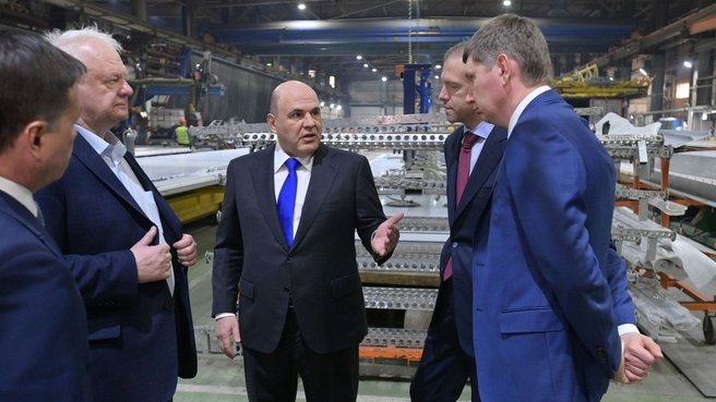 Московская область, Орехово-Зуевский городской округ, деревня Губино, улица 1-я Ленинская, 76а. Михаил Мишустин на машиностроительном заводе «Тонар». Фото: сайт Правительства РФ www.government.ru