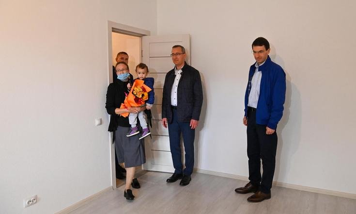 29 августа 2020 года. Калужская область, Обнинск. Осмотр нового многоквартирного дома и вручение ключей от квартир переселенцам из ветхого и аварийного жилья. Фото: пресс-служба Администрации Губернатора Калужской области.