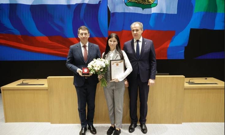 Белгород, Соборная площадь, 4. Вручение памятных медалей к 80-летию Великой Победы. Фото: belregion.ru