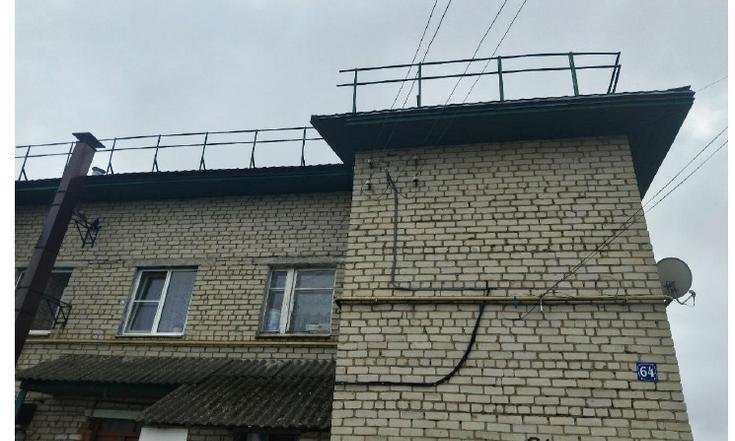 Смоленская область, поселок Хиславичи, улица Ленина, 66. Капитальный ремонт крыши многоквартирного дома завершен (к информации о выполнении поручения по итогам личного приема граждан, проведенного М.А.Бубеном 24.10.2024)