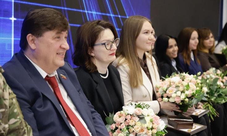 Белгород, Соборная площадь, 4. Вручение памятных медалей к 80-летию Великой Победы. Фото: belregion.ru