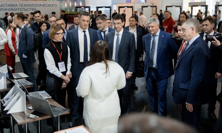 Воронежская область, Рамонский район, поселок Солнечный, улица Парковая, дом 3. Осмотр выставочной экспозиции. Фото: пресс-служба правительства Воронежской области govvrn.ru