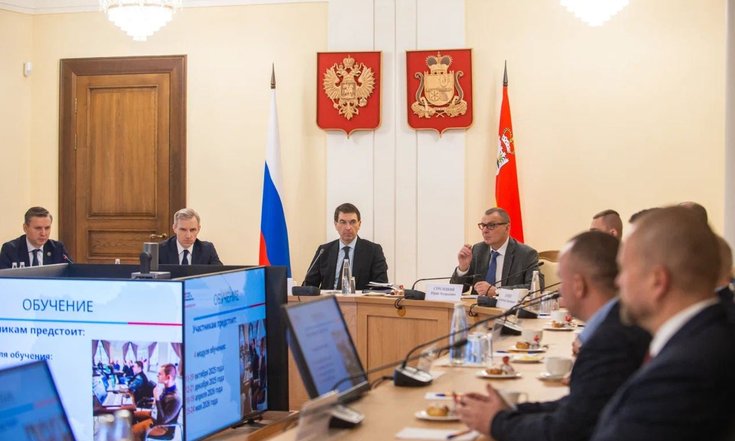 Смоленск, площадь Ленина, 1. Встреча с победителями программы «Герои СВОего времени. Смоленск». Фото: admin-smolensk.ru