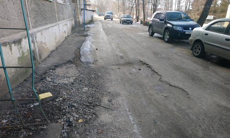 Тульская область, город Плавск, улица Победы. Дорога вдоль многоквартирных домов № 30, 32, 36 в состоянии на дату личного приема граждан, проведенного А.А.Шаклуновым 17 марта 2022 года