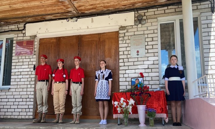 Тверская область, поселок Ривицкий, улица Мира, 16б. Мемориальная доска погибшему военнослужащему Даниле Видманкину. Фото: Аппарат полномочного представителя