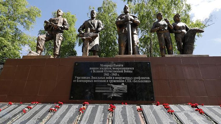 Белгородская область, Красногвардейский район, село Большебыково, парк Славы. Мемориал с именами героических земляков. Фото: www.belpressa.ru