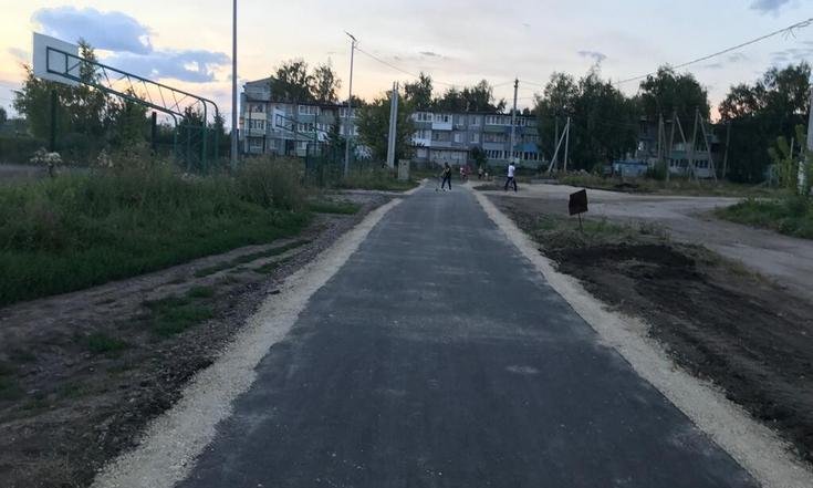 Тульская область, Ефремовский район, деревня Заречье. Тротуар от предприятия «АКС» до дома № 12 после ремонта (к информации о выполнении поручения по итогам личного приема граждан, проведенного М.М.Зязиковым 20 июля 2022 года)
