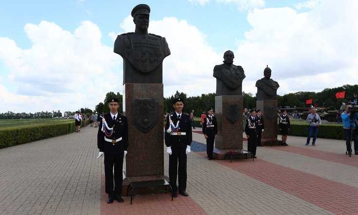 Белгородская область, Прохоровский район, поселок Прохоровка. Возложение цветов к скульптурной композиции «Великие полководцы трёх ратных полей России: Д.Донской, М.Кутузов, Г.Жуков». Фото: пресс-служба правительства Белгородской области
