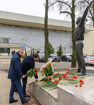 Калуга, улица Академика Королёва. Возложение цветов к памятнику Юрию Гагарину в честь 50-летия первого полета в космос. Фото: пресс-служба Калужской области