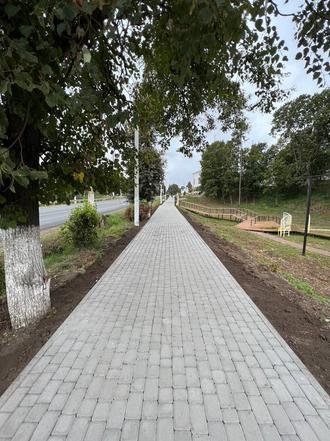 Тульская область, Плавск, улица Коммунаров. Тротуар, ведущий к центральному входу в Гагаринский парк, после благоустройства (к информации о выполнении поручения по итогам личного приема граждан, проведенного М.М.Зязиковым 20 июля 2022 года)