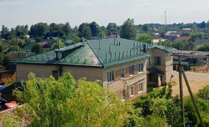 Смоленская область, поселок Хиславичи, улица Ленина, 66. Капитальный ремонт крыши многоквартирного дома завершен (к информации о выполнении поручения по итогам личного приема граждан, проведенного М.А.Бубеном 24.10.2024)