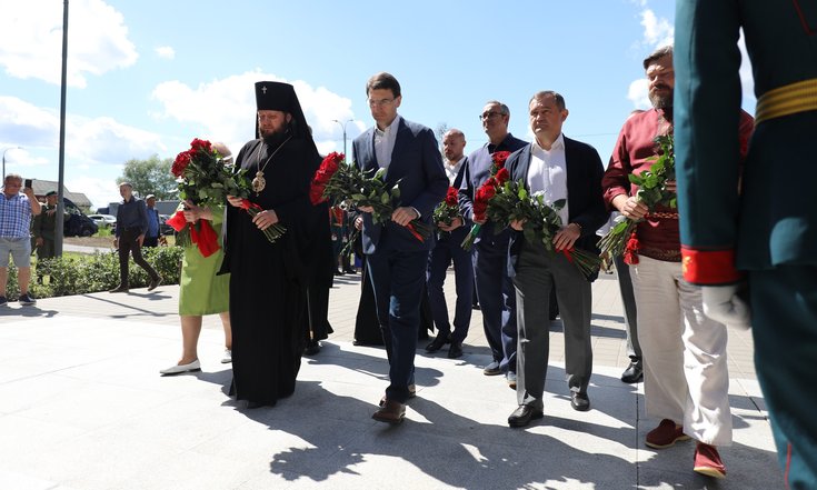 Московская область, городской округ Чехов, село Молоди. Возложение цветов к стеле воинской доблести. Фото: официальный портал администрации Московской области www.mosreg.ru