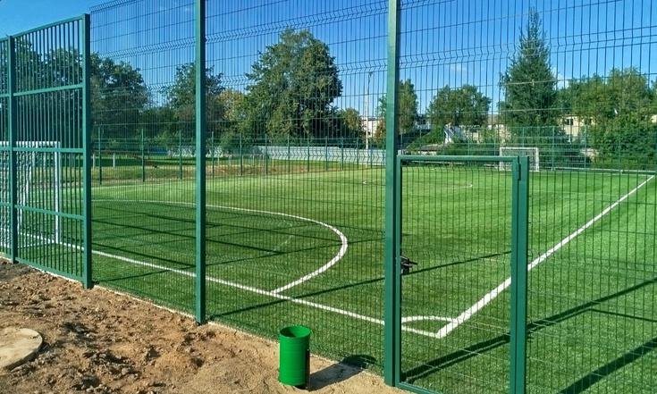 Тверская область, поселок Рамешки, улица Советская, 47. Работы по установке поля для мини-футбола завершены (к информации о выполнении поручения по итогам личного приема граждан, проведенного И.П.Горяевой 16.05.2025)