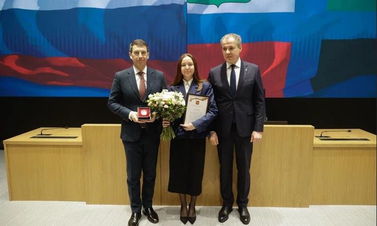 Белгород, Соборная площадь, 4. Вручение памятных медалей к 80-летию Великой Победы. Фото: belregion.ru