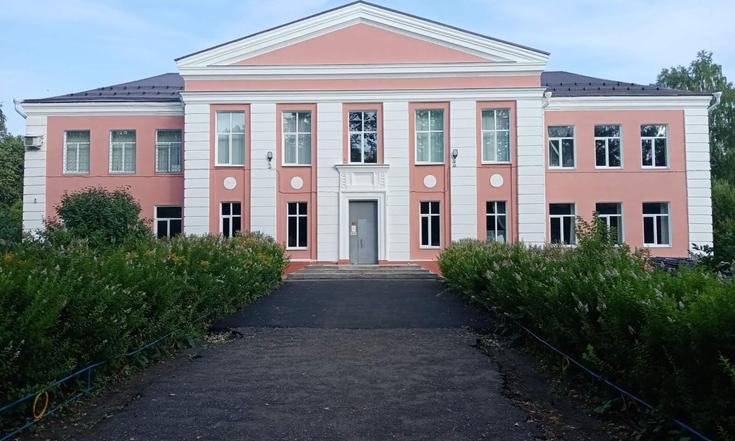 Ивановская область, Ивановский район, село Чернореченский. Чернореченская средняя школа после ремонта фасада (к информации о выполнении поручения по итогам личного приема граждан, проведенного А.В.Анисимовым 28 апреля 2022 года)