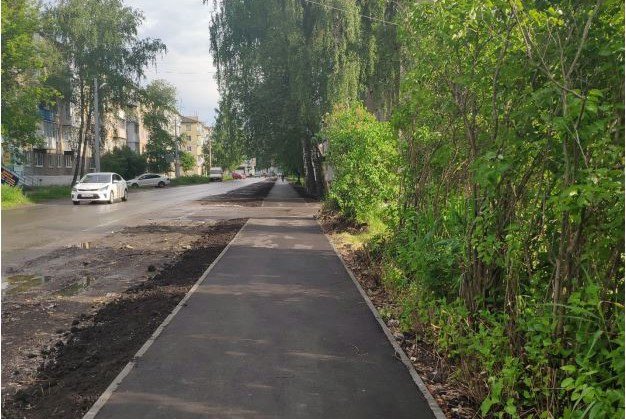Тульская область, Кимовск. 3aacфaльтиpoвaнный тротуар по улице Крылова от пешеходного перехода около гимназии № 6 до улицы Октябрьская (к информации о выполнении поручения по итогам личного приема граждан, проведенного М.А.Бубеном 15 апреля 2021 года)