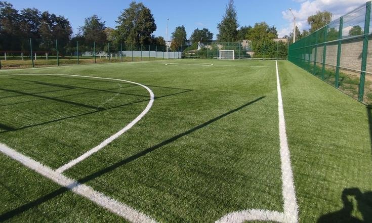 Тверская область, поселок Рамешки, улица Советская, 47. Работы по установке поля для мини-футбола завершены (к информации о выполнении поручения по итогам личного приема граждан, проведенного И.П.Горяевой 16.05.2025)