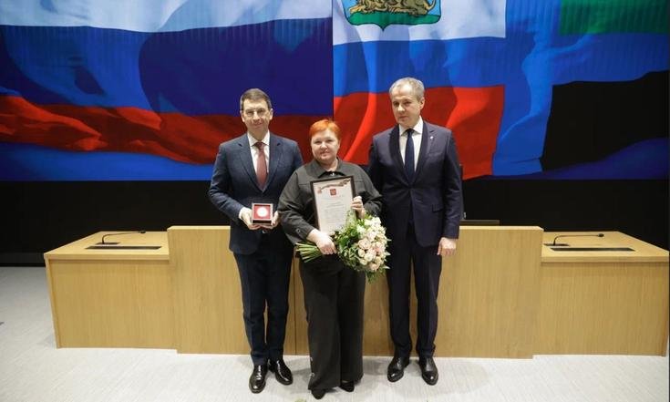 Белгород, Соборная площадь, 4. Вручение памятных медалей к 80-летию Великой Победы. Фото: belregion.ru