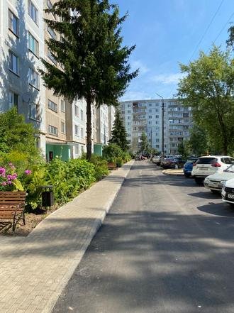 Смоленск, улица Петра Алексеева, 8. Дворовая территория после благоустройства (к информации о выполнении поручения по итогам личного приема граждан, проведенного А.В.Анисимовым 3 июня 2021 года)
