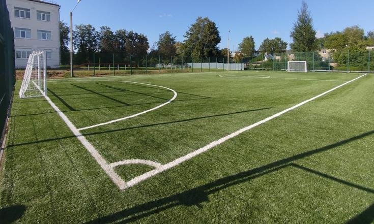 Тверская область, поселок Рамешки, улица Советская, 47. Работы по установке поля для мини-футбола завершены (к информации о выполнении поручения по итогам личного приема граждан, проведенного И.П.Горяевой 16.05.2025)