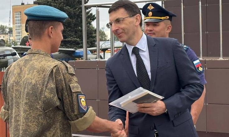 Кострома, улица Никитская, 47. Вручение ключей от военной техники. Фото: adm44.ru