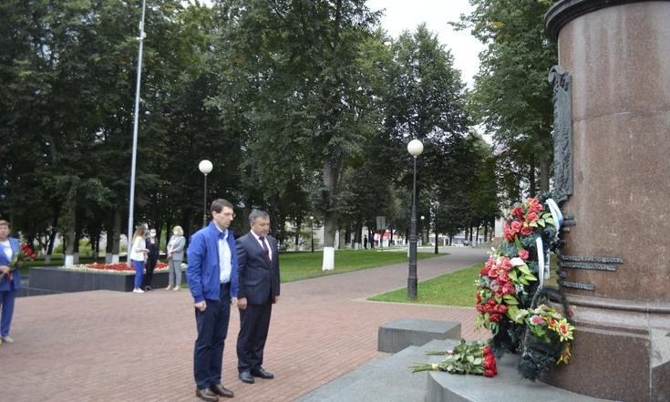 29 августа 2020 года. Калужская область, Жуков. Посещение Музея Г.К.Жукова и возложение цветов к памятнику Маршалу Победы. Фото: пресс-служба администрации Губернатора Калужской области
