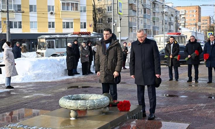 Калуга, улица Кирова. Возложение цветов к Вечному огню на Могиле Неизвестного Солдата. Фото: admoblkaluga.ru